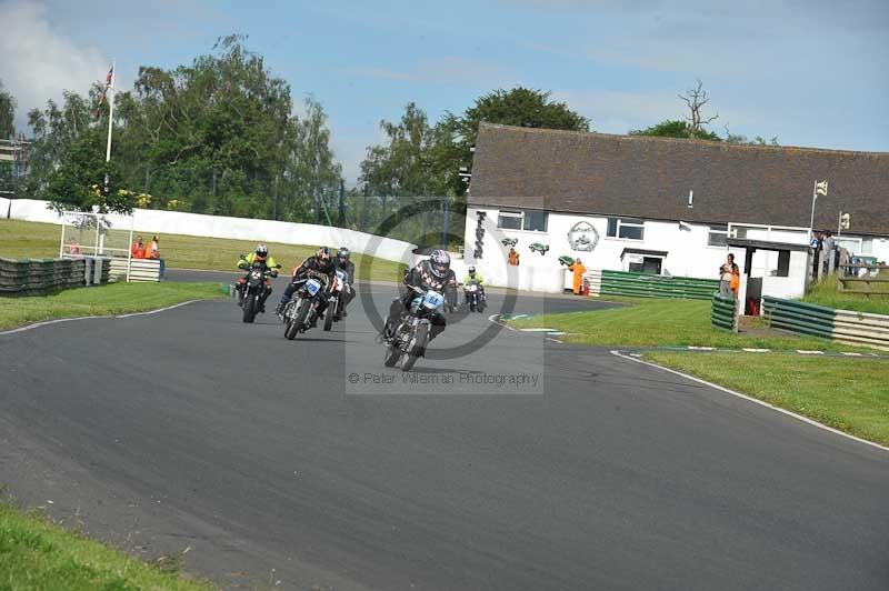 Mallory park Leicestershire;Mallory park photographs;Motorcycle action photographs;classic bikes;event digital images;eventdigitalimages;mallory park;no limits trackday;peter wileman photography;vintage bikes;vintage motorcycles;vmcc festival 1000 bikes