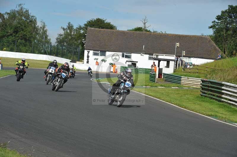 Mallory park Leicestershire;Mallory park photographs;Motorcycle action photographs;classic bikes;event digital images;eventdigitalimages;mallory park;no limits trackday;peter wileman photography;vintage bikes;vintage motorcycles;vmcc festival 1000 bikes