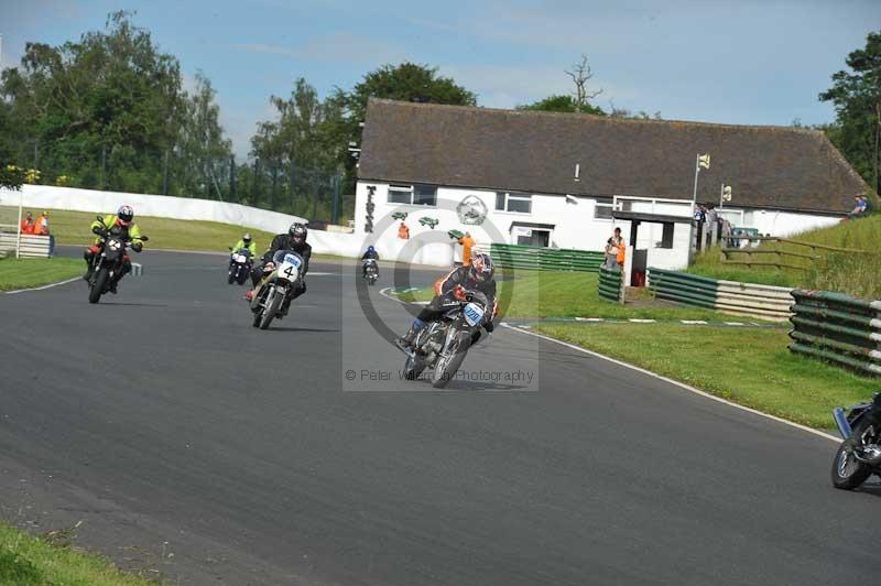 Mallory park Leicestershire;Mallory park photographs;Motorcycle action photographs;classic bikes;event digital images;eventdigitalimages;mallory park;no limits trackday;peter wileman photography;vintage bikes;vintage motorcycles;vmcc festival 1000 bikes