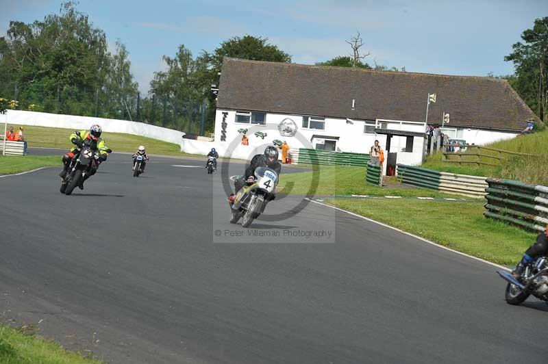 Mallory park Leicestershire;Mallory park photographs;Motorcycle action photographs;classic bikes;event digital images;eventdigitalimages;mallory park;no limits trackday;peter wileman photography;vintage bikes;vintage motorcycles;vmcc festival 1000 bikes