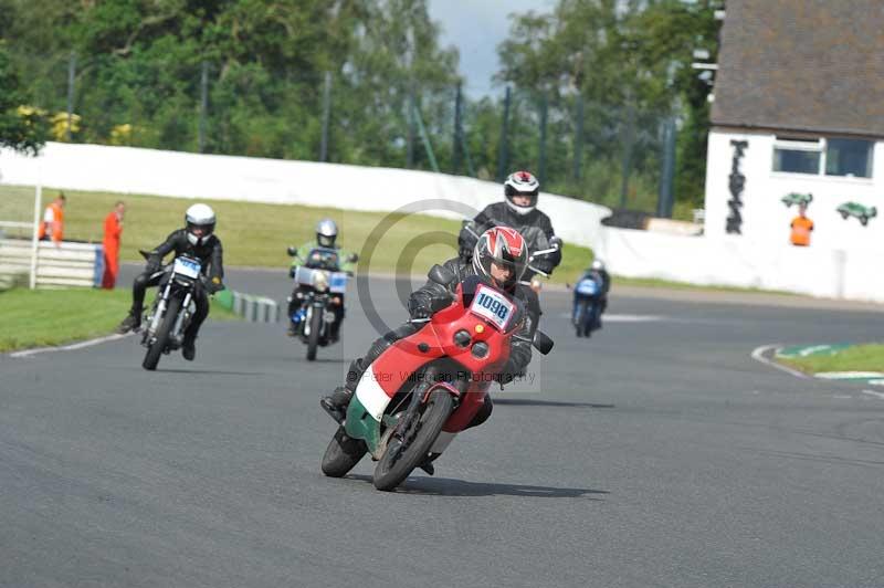 Mallory park Leicestershire;Mallory park photographs;Motorcycle action photographs;classic bikes;event digital images;eventdigitalimages;mallory park;no limits trackday;peter wileman photography;vintage bikes;vintage motorcycles;vmcc festival 1000 bikes