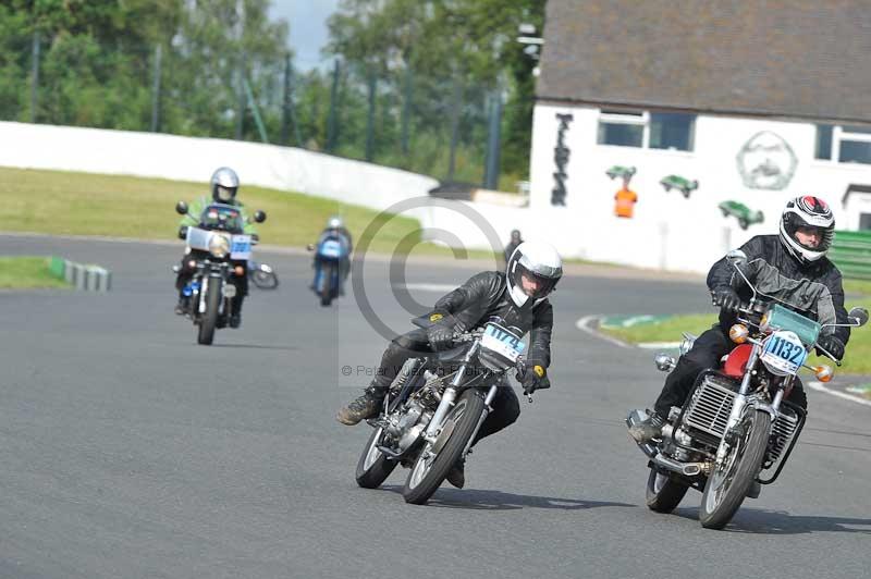 Mallory park Leicestershire;Mallory park photographs;Motorcycle action photographs;classic bikes;event digital images;eventdigitalimages;mallory park;no limits trackday;peter wileman photography;vintage bikes;vintage motorcycles;vmcc festival 1000 bikes