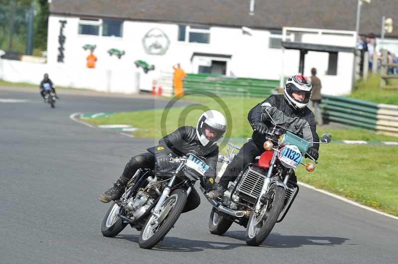 Mallory park Leicestershire;Mallory park photographs;Motorcycle action photographs;classic bikes;event digital images;eventdigitalimages;mallory park;no limits trackday;peter wileman photography;vintage bikes;vintage motorcycles;vmcc festival 1000 bikes