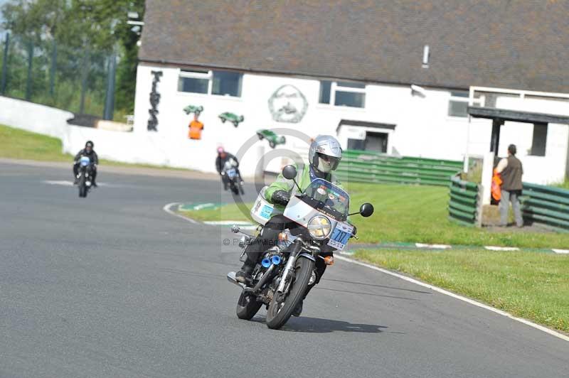 Mallory park Leicestershire;Mallory park photographs;Motorcycle action photographs;classic bikes;event digital images;eventdigitalimages;mallory park;no limits trackday;peter wileman photography;vintage bikes;vintage motorcycles;vmcc festival 1000 bikes