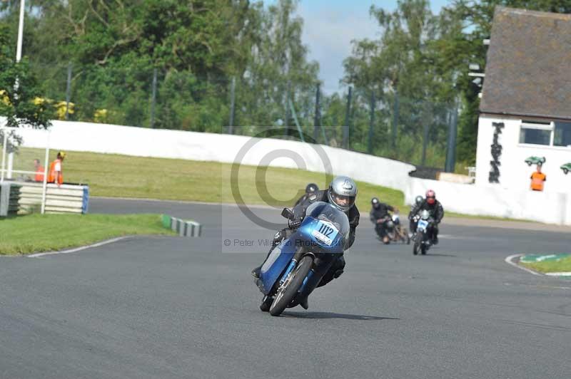 Mallory park Leicestershire;Mallory park photographs;Motorcycle action photographs;classic bikes;event digital images;eventdigitalimages;mallory park;no limits trackday;peter wileman photography;vintage bikes;vintage motorcycles;vmcc festival 1000 bikes