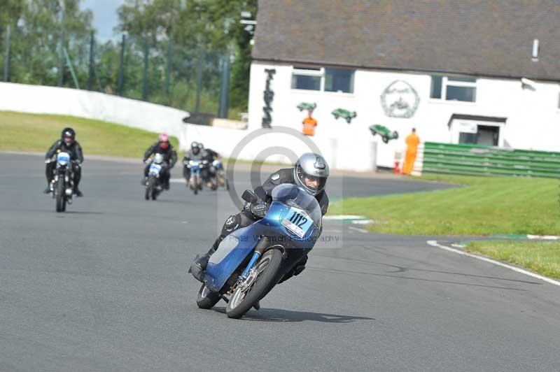 Mallory park Leicestershire;Mallory park photographs;Motorcycle action photographs;classic bikes;event digital images;eventdigitalimages;mallory park;no limits trackday;peter wileman photography;vintage bikes;vintage motorcycles;vmcc festival 1000 bikes