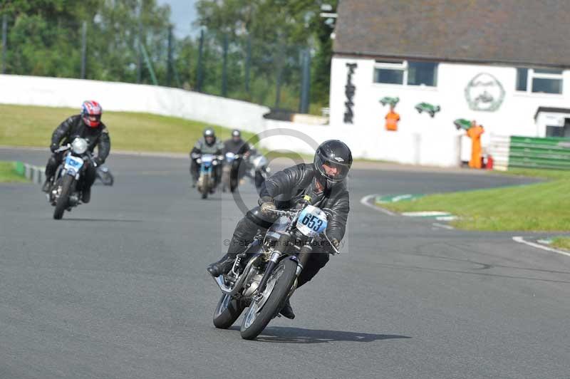 Mallory park Leicestershire;Mallory park photographs;Motorcycle action photographs;classic bikes;event digital images;eventdigitalimages;mallory park;no limits trackday;peter wileman photography;vintage bikes;vintage motorcycles;vmcc festival 1000 bikes