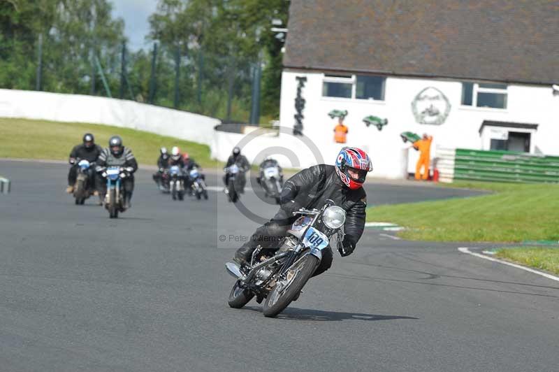 Mallory park Leicestershire;Mallory park photographs;Motorcycle action photographs;classic bikes;event digital images;eventdigitalimages;mallory park;no limits trackday;peter wileman photography;vintage bikes;vintage motorcycles;vmcc festival 1000 bikes