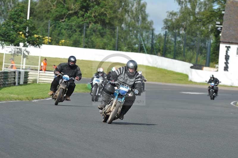 Mallory park Leicestershire;Mallory park photographs;Motorcycle action photographs;classic bikes;event digital images;eventdigitalimages;mallory park;no limits trackday;peter wileman photography;vintage bikes;vintage motorcycles;vmcc festival 1000 bikes