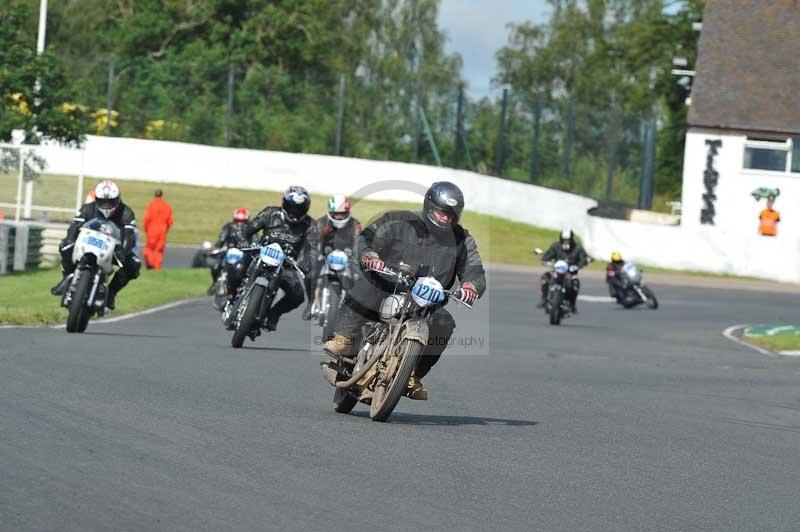 Mallory park Leicestershire;Mallory park photographs;Motorcycle action photographs;classic bikes;event digital images;eventdigitalimages;mallory park;no limits trackday;peter wileman photography;vintage bikes;vintage motorcycles;vmcc festival 1000 bikes