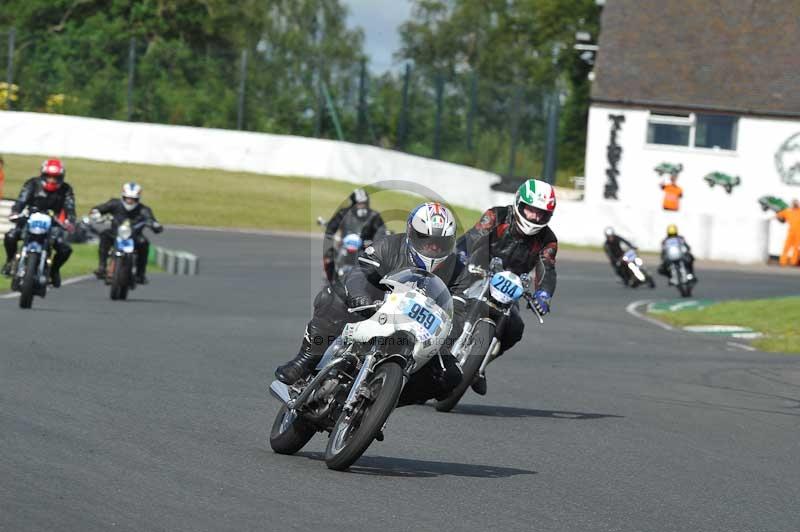 Mallory park Leicestershire;Mallory park photographs;Motorcycle action photographs;classic bikes;event digital images;eventdigitalimages;mallory park;no limits trackday;peter wileman photography;vintage bikes;vintage motorcycles;vmcc festival 1000 bikes