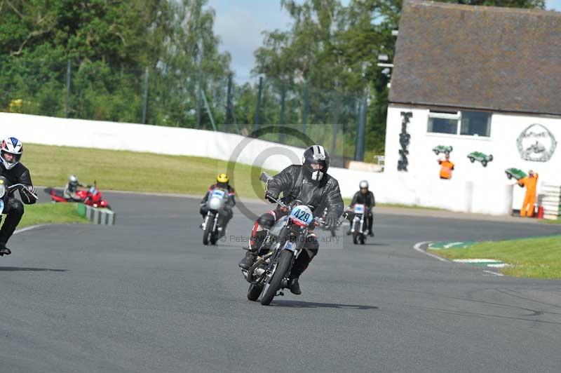 Mallory park Leicestershire;Mallory park photographs;Motorcycle action photographs;classic bikes;event digital images;eventdigitalimages;mallory park;no limits trackday;peter wileman photography;vintage bikes;vintage motorcycles;vmcc festival 1000 bikes