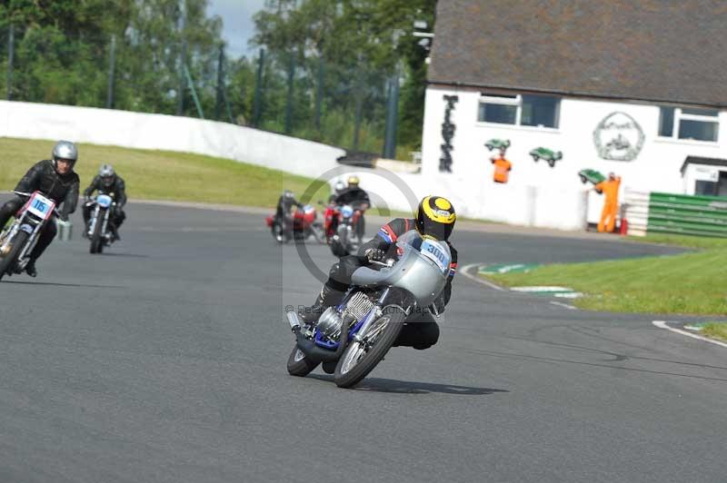 Mallory park Leicestershire;Mallory park photographs;Motorcycle action photographs;classic bikes;event digital images;eventdigitalimages;mallory park;no limits trackday;peter wileman photography;vintage bikes;vintage motorcycles;vmcc festival 1000 bikes