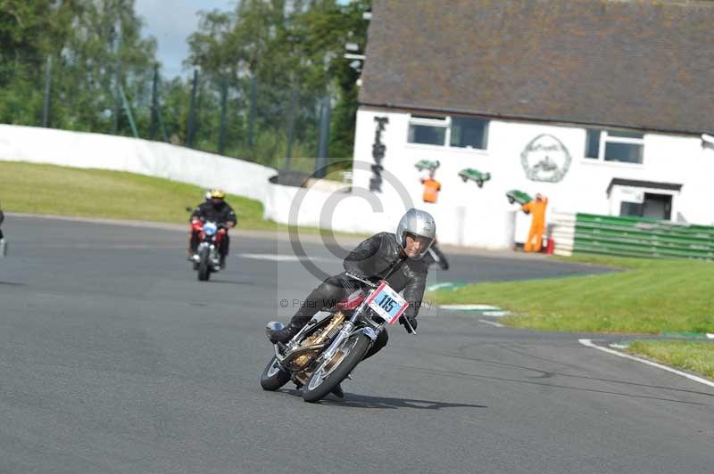 Mallory park Leicestershire;Mallory park photographs;Motorcycle action photographs;classic bikes;event digital images;eventdigitalimages;mallory park;no limits trackday;peter wileman photography;vintage bikes;vintage motorcycles;vmcc festival 1000 bikes