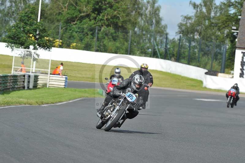 Mallory park Leicestershire;Mallory park photographs;Motorcycle action photographs;classic bikes;event digital images;eventdigitalimages;mallory park;no limits trackday;peter wileman photography;vintage bikes;vintage motorcycles;vmcc festival 1000 bikes