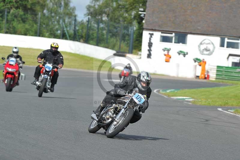 Mallory park Leicestershire;Mallory park photographs;Motorcycle action photographs;classic bikes;event digital images;eventdigitalimages;mallory park;no limits trackday;peter wileman photography;vintage bikes;vintage motorcycles;vmcc festival 1000 bikes