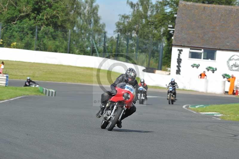 Mallory park Leicestershire;Mallory park photographs;Motorcycle action photographs;classic bikes;event digital images;eventdigitalimages;mallory park;no limits trackday;peter wileman photography;vintage bikes;vintage motorcycles;vmcc festival 1000 bikes