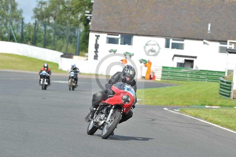 Mallory park Leicestershire;Mallory park photographs;Motorcycle action photographs;classic bikes;event digital images;eventdigitalimages;mallory park;no limits trackday;peter wileman photography;vintage bikes;vintage motorcycles;vmcc festival 1000 bikes