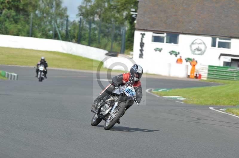 Mallory park Leicestershire;Mallory park photographs;Motorcycle action photographs;classic bikes;event digital images;eventdigitalimages;mallory park;no limits trackday;peter wileman photography;vintage bikes;vintage motorcycles;vmcc festival 1000 bikes