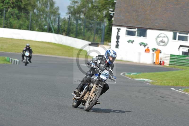 Mallory park Leicestershire;Mallory park photographs;Motorcycle action photographs;classic bikes;event digital images;eventdigitalimages;mallory park;no limits trackday;peter wileman photography;vintage bikes;vintage motorcycles;vmcc festival 1000 bikes