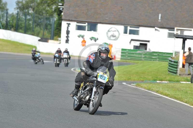 Mallory park Leicestershire;Mallory park photographs;Motorcycle action photographs;classic bikes;event digital images;eventdigitalimages;mallory park;no limits trackday;peter wileman photography;vintage bikes;vintage motorcycles;vmcc festival 1000 bikes