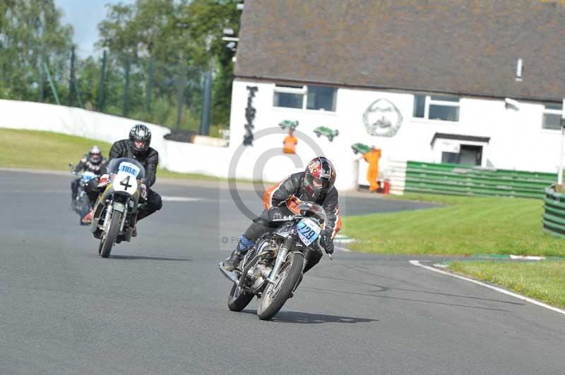 Mallory park Leicestershire;Mallory park photographs;Motorcycle action photographs;classic bikes;event digital images;eventdigitalimages;mallory park;no limits trackday;peter wileman photography;vintage bikes;vintage motorcycles;vmcc festival 1000 bikes