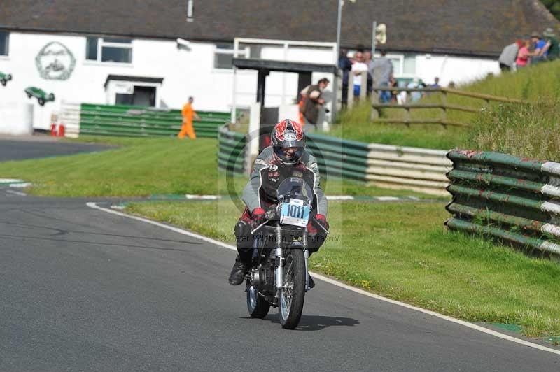 Mallory park Leicestershire;Mallory park photographs;Motorcycle action photographs;classic bikes;event digital images;eventdigitalimages;mallory park;no limits trackday;peter wileman photography;vintage bikes;vintage motorcycles;vmcc festival 1000 bikes