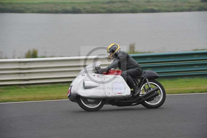 Mallory park Leicestershire;Mallory park photographs;Motorcycle action photographs;classic bikes;event digital images;eventdigitalimages;mallory park;no limits trackday;peter wileman photography;vintage bikes;vintage motorcycles;vmcc festival 1000 bikes