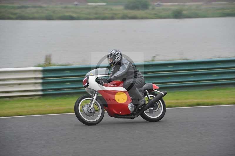 Mallory park Leicestershire;Mallory park photographs;Motorcycle action photographs;classic bikes;event digital images;eventdigitalimages;mallory park;no limits trackday;peter wileman photography;vintage bikes;vintage motorcycles;vmcc festival 1000 bikes