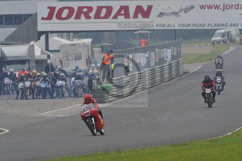 Mallory park Leicestershire;Mallory park photographs;Motorcycle action photographs;classic bikes;event digital images;eventdigitalimages;mallory park;no limits trackday;peter wileman photography;vintage bikes;vintage motorcycles;vmcc festival 1000 bikes