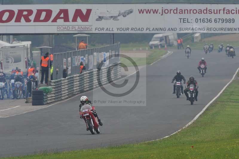 Mallory park Leicestershire;Mallory park photographs;Motorcycle action photographs;classic bikes;event digital images;eventdigitalimages;mallory park;no limits trackday;peter wileman photography;vintage bikes;vintage motorcycles;vmcc festival 1000 bikes