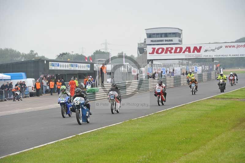 Mallory park Leicestershire;Mallory park photographs;Motorcycle action photographs;classic bikes;event digital images;eventdigitalimages;mallory park;no limits trackday;peter wileman photography;vintage bikes;vintage motorcycles;vmcc festival 1000 bikes