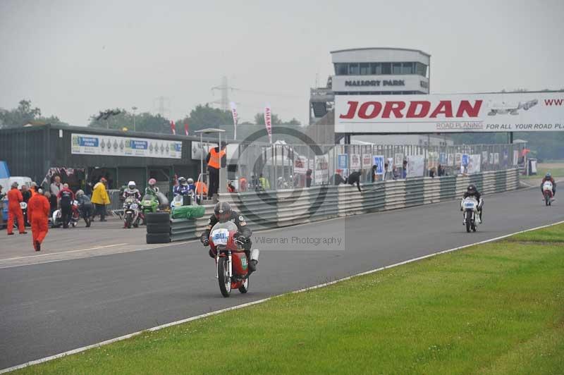 Mallory park Leicestershire;Mallory park photographs;Motorcycle action photographs;classic bikes;event digital images;eventdigitalimages;mallory park;no limits trackday;peter wileman photography;vintage bikes;vintage motorcycles;vmcc festival 1000 bikes