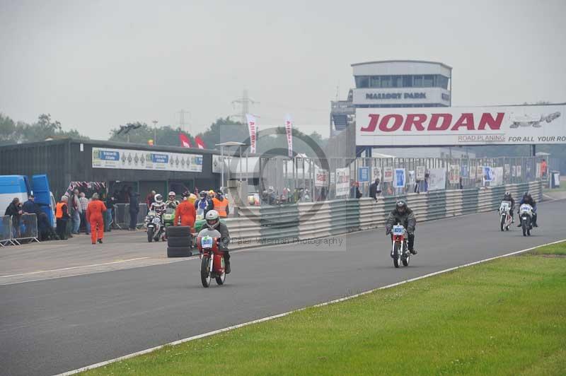 Mallory park Leicestershire;Mallory park photographs;Motorcycle action photographs;classic bikes;event digital images;eventdigitalimages;mallory park;no limits trackday;peter wileman photography;vintage bikes;vintage motorcycles;vmcc festival 1000 bikes