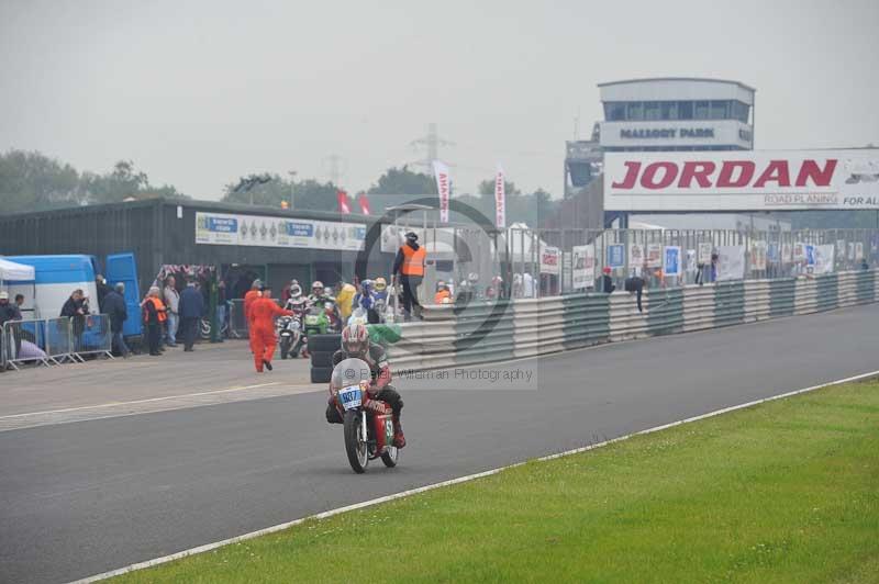 Mallory park Leicestershire;Mallory park photographs;Motorcycle action photographs;classic bikes;event digital images;eventdigitalimages;mallory park;no limits trackday;peter wileman photography;vintage bikes;vintage motorcycles;vmcc festival 1000 bikes