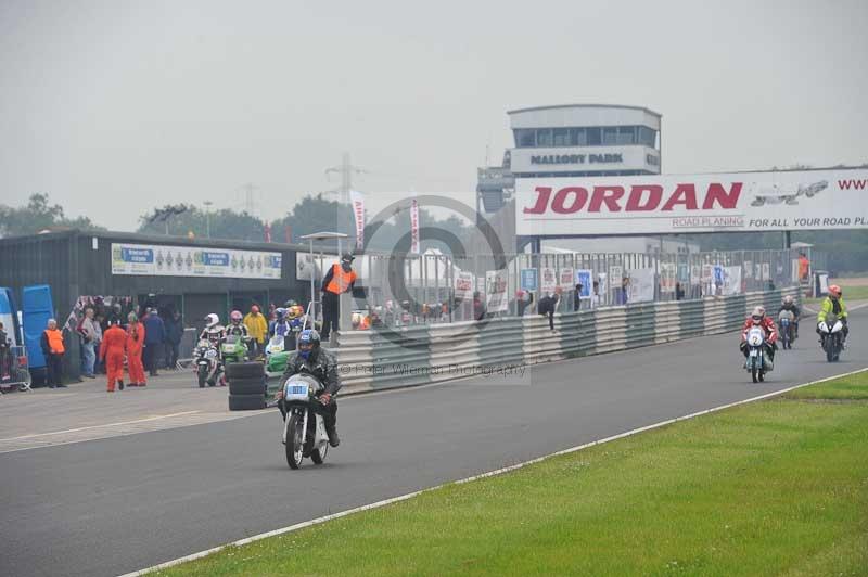 Mallory park Leicestershire;Mallory park photographs;Motorcycle action photographs;classic bikes;event digital images;eventdigitalimages;mallory park;no limits trackday;peter wileman photography;vintage bikes;vintage motorcycles;vmcc festival 1000 bikes