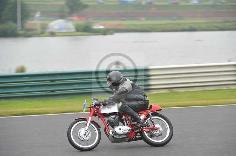 Mallory park Leicestershire;Mallory park photographs;Motorcycle action photographs;classic bikes;event digital images;eventdigitalimages;mallory park;no limits trackday;peter wileman photography;vintage bikes;vintage motorcycles;vmcc festival 1000 bikes