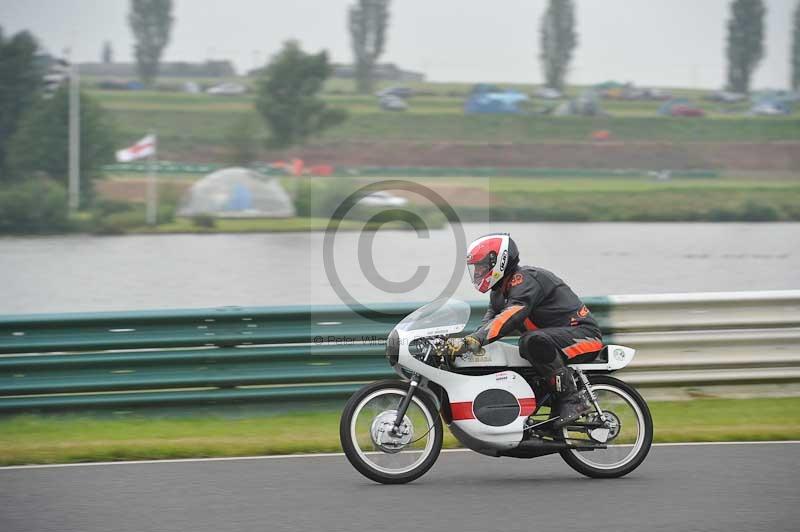 Mallory park Leicestershire;Mallory park photographs;Motorcycle action photographs;classic bikes;event digital images;eventdigitalimages;mallory park;no limits trackday;peter wileman photography;vintage bikes;vintage motorcycles;vmcc festival 1000 bikes