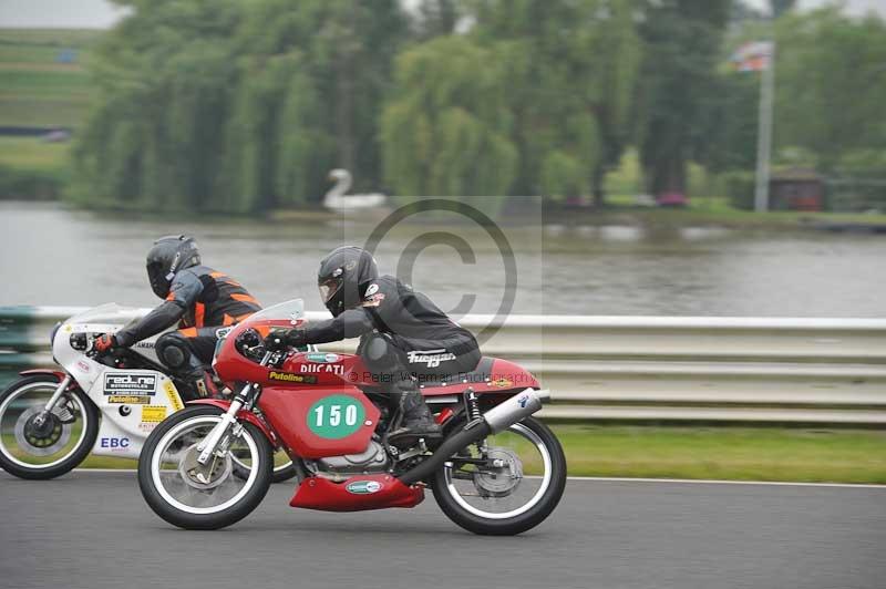 Mallory park Leicestershire;Mallory park photographs;Motorcycle action photographs;classic bikes;event digital images;eventdigitalimages;mallory park;no limits trackday;peter wileman photography;vintage bikes;vintage motorcycles;vmcc festival 1000 bikes