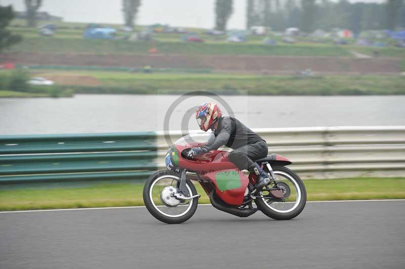 Mallory park Leicestershire;Mallory park photographs;Motorcycle action photographs;classic bikes;event digital images;eventdigitalimages;mallory park;no limits trackday;peter wileman photography;vintage bikes;vintage motorcycles;vmcc festival 1000 bikes