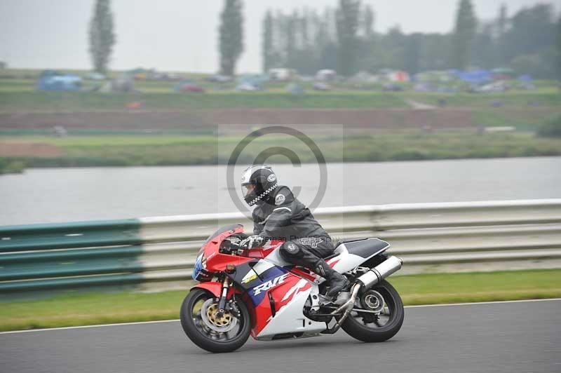 Mallory park Leicestershire;Mallory park photographs;Motorcycle action photographs;classic bikes;event digital images;eventdigitalimages;mallory park;no limits trackday;peter wileman photography;vintage bikes;vintage motorcycles;vmcc festival 1000 bikes