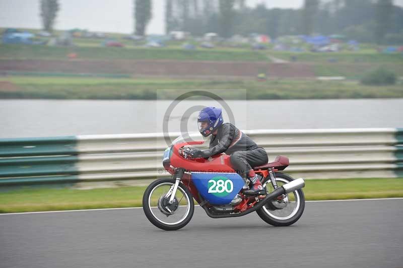 Mallory park Leicestershire;Mallory park photographs;Motorcycle action photographs;classic bikes;event digital images;eventdigitalimages;mallory park;no limits trackday;peter wileman photography;vintage bikes;vintage motorcycles;vmcc festival 1000 bikes