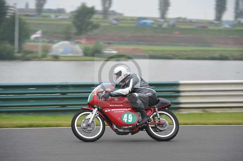 Mallory park Leicestershire;Mallory park photographs;Motorcycle action photographs;classic bikes;event digital images;eventdigitalimages;mallory park;no limits trackday;peter wileman photography;vintage bikes;vintage motorcycles;vmcc festival 1000 bikes