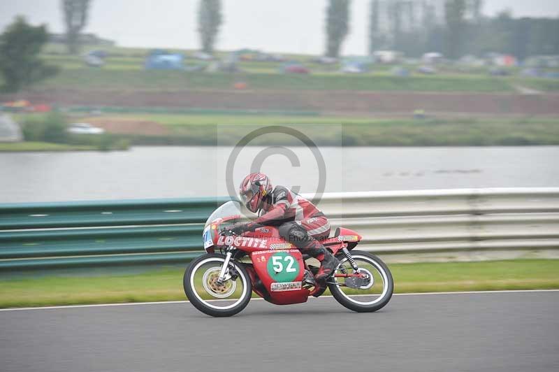 Mallory park Leicestershire;Mallory park photographs;Motorcycle action photographs;classic bikes;event digital images;eventdigitalimages;mallory park;no limits trackday;peter wileman photography;vintage bikes;vintage motorcycles;vmcc festival 1000 bikes