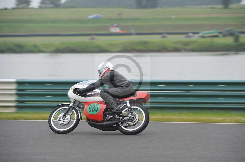 Mallory park Leicestershire;Mallory park photographs;Motorcycle action photographs;classic bikes;event digital images;eventdigitalimages;mallory park;no limits trackday;peter wileman photography;vintage bikes;vintage motorcycles;vmcc festival 1000 bikes