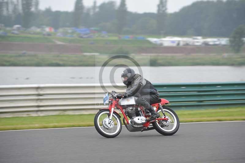 Mallory park Leicestershire;Mallory park photographs;Motorcycle action photographs;classic bikes;event digital images;eventdigitalimages;mallory park;no limits trackday;peter wileman photography;vintage bikes;vintage motorcycles;vmcc festival 1000 bikes