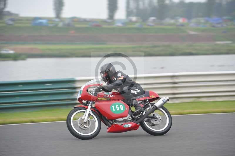 Mallory park Leicestershire;Mallory park photographs;Motorcycle action photographs;classic bikes;event digital images;eventdigitalimages;mallory park;no limits trackday;peter wileman photography;vintage bikes;vintage motorcycles;vmcc festival 1000 bikes