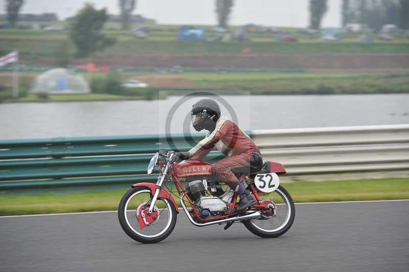 Mallory park Leicestershire;Mallory park photographs;Motorcycle action photographs;classic bikes;event digital images;eventdigitalimages;mallory park;no limits trackday;peter wileman photography;vintage bikes;vintage motorcycles;vmcc festival 1000 bikes