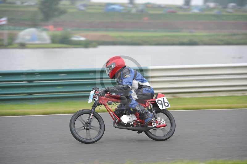 Mallory park Leicestershire;Mallory park photographs;Motorcycle action photographs;classic bikes;event digital images;eventdigitalimages;mallory park;no limits trackday;peter wileman photography;vintage bikes;vintage motorcycles;vmcc festival 1000 bikes