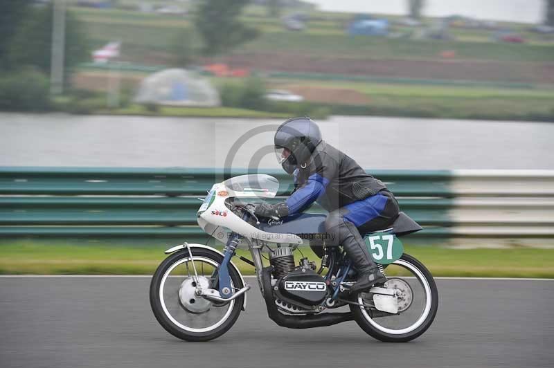 Mallory park Leicestershire;Mallory park photographs;Motorcycle action photographs;classic bikes;event digital images;eventdigitalimages;mallory park;no limits trackday;peter wileman photography;vintage bikes;vintage motorcycles;vmcc festival 1000 bikes